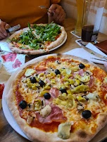 Pizza Garnelen Und Pizza Salami